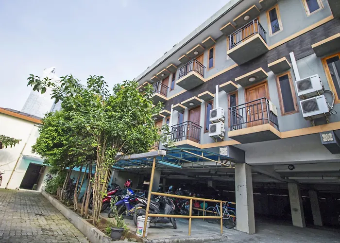 RedDoorz Plus near Ciputra World Kuningan 2 Jakarta